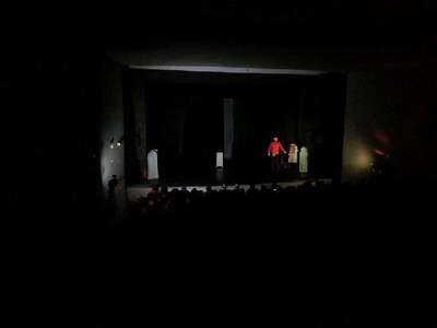 Kosova'da sahne alan Amak-ı Hayal oyununda elektrikler kesilince oyun fener ışığında devam etti