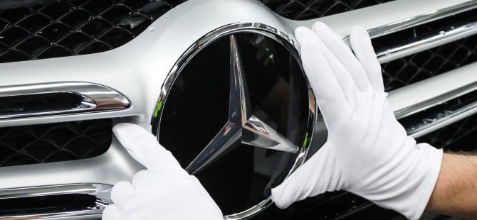 Daimler'in karı yarıya indi