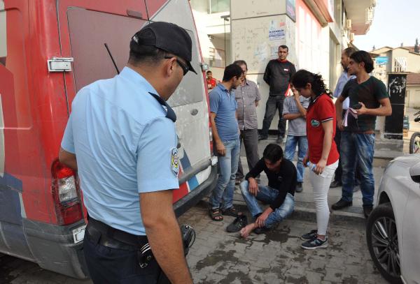 Hafif ticari aracın çarptığı Suriyeli yaralandı