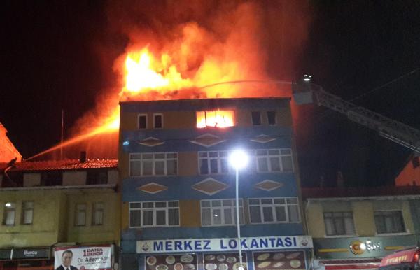 Devrilen elektrikli soba evi yaktı