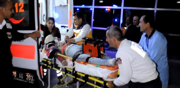 Yarışan motosiklet sürücüleri iş makinesine çarptı: 1 ölü, 1 yaralı