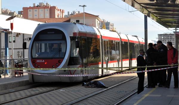 Ekmek almaya giderken tramvay çarpması sonucu öldü
