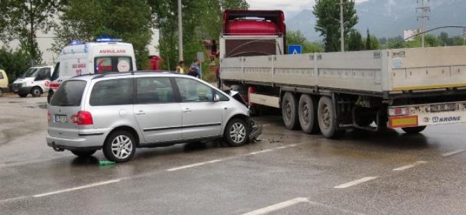 Gurbetçi aile TIR’la çarpıştı: 8 yaralı