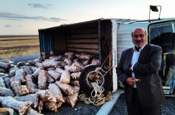 Adilcevaz’da patates yüklü kamyonet devrildi; 2 yaralı