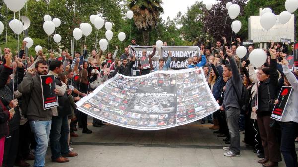 Patlama kurbanlarına beyaz balon ve karanfilli anma