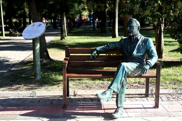 Onarılan Süleyman Seba heykeli yerine konuldu