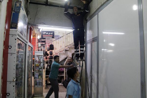 Tavan arasında sıkışan yavru kediyi itfaiye kurtardı