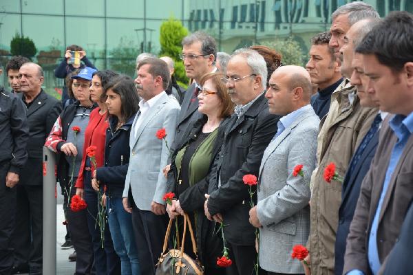 Ankara'da ölen 102 kişi patlamaların olduğu saatte Bursa'da karanfillerle anıldılar