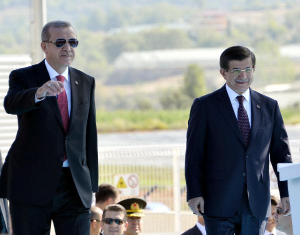 Erdoğan ve Davutoğlu Gazipaşa'da halkı selamladılar