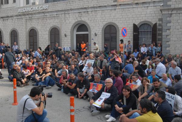 Ankara'da geçen haftaki patlamaya İzmir'de protesto