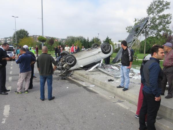 Otomobil otobüs durağına girdi: 3 yaralı