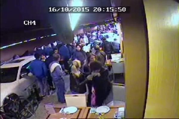 Kaldırımdakilere çarpıp restorana girdi