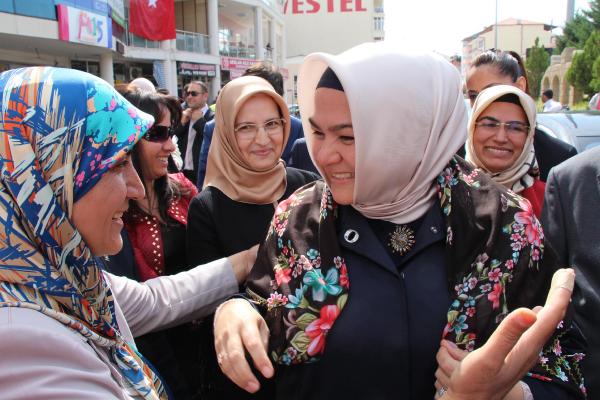 Bakan Gürcan: Taş atan olmadık, gül uzatan olduk
