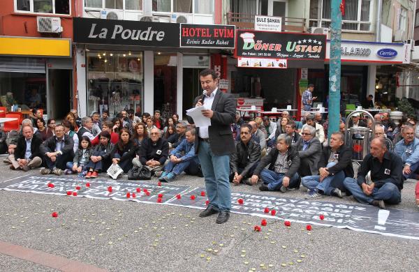 Balıkesir'de bombalı saldırıda ölenler için mum ve karanfilli anma