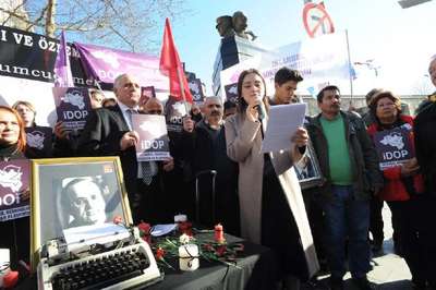 Uğur Mumcu için saygı duruşu