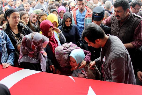 Şehit polis Furkan Çelik, Akyazı'da törenle toprağa verildi