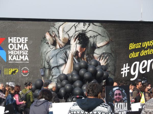 Ankara'daki terör saldırısında ölenler için 102 siyah balon
