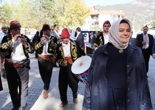 Bakan Gürcan: Taş atan olmadık, gül uzatan olduk (2)