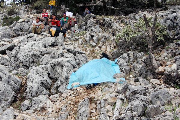Paraşütü kapanan pilot kayalıklara çarpıp öldü