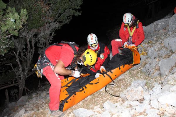 Paraşütü kapanan pilot kayalıklara çarpıp öldü (2)