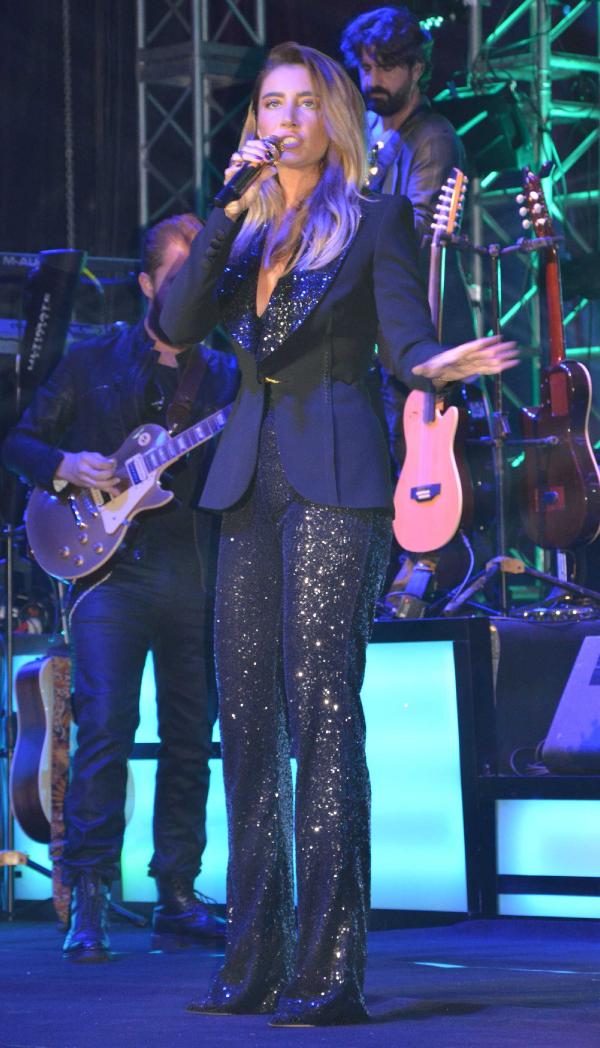 İki kez konserini iptal eden Sıla hayranlarıyla buluştu