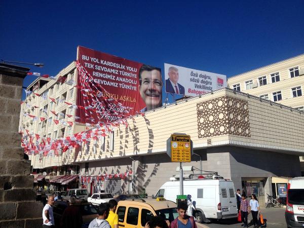 CHP’li adaydan pankart tepkisi