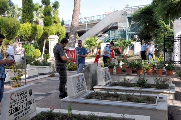 Tarsus'ta şehitlerin mezarlarındaki bayrakları çaldılar