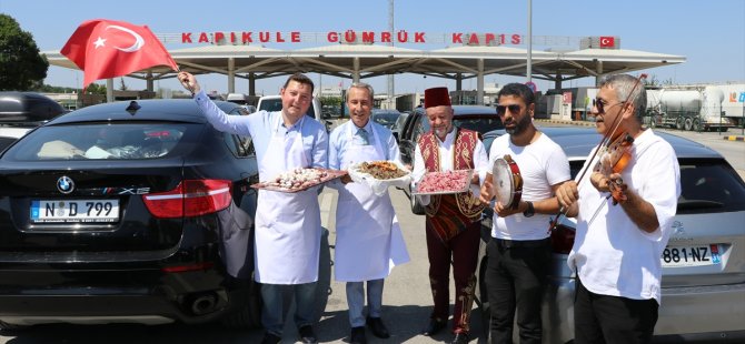 Esnaf gurbetçileri türkülerle uğurladı