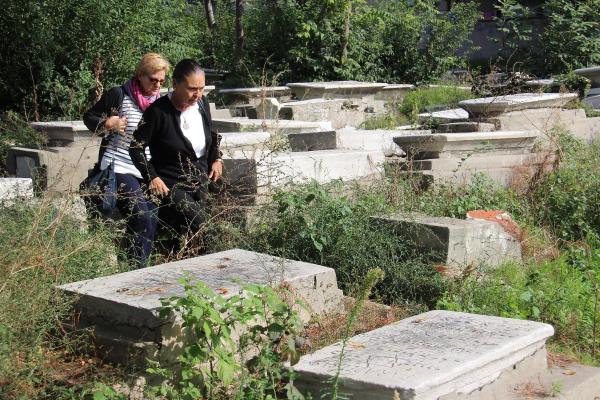 Türk Musevi Cemaati üyeleri, yakınlarının mezarlarını aradı
