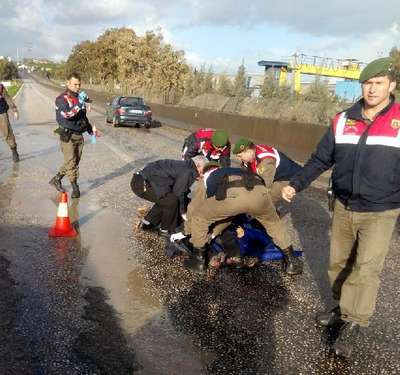 Bir elinde şemsiye ile motosikletli yolculuk canından etti