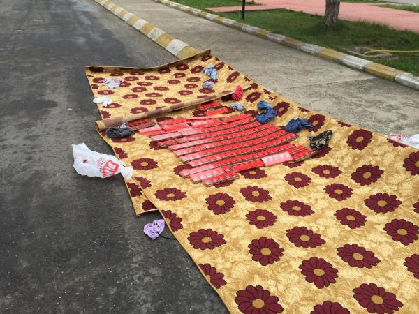 Halıların içinden kaçak sigara çıktı