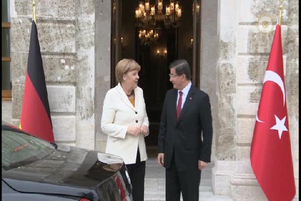 Merkel'den Davutoğlu'na afiş ve Atatürk sorusu