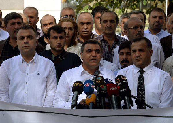 Diyarbakır'da 749 STK'dan beyaz gömlekli barış deklerasyonu