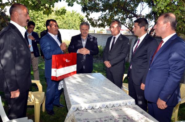 Şehit çocuklarına tablet ve dizüstü bilgisayar hediyesinde duygulandıran diyalog