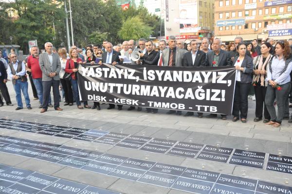 Ankara'daki terör saldırısında ölenler için Kırıkkale'de karanfilli anma