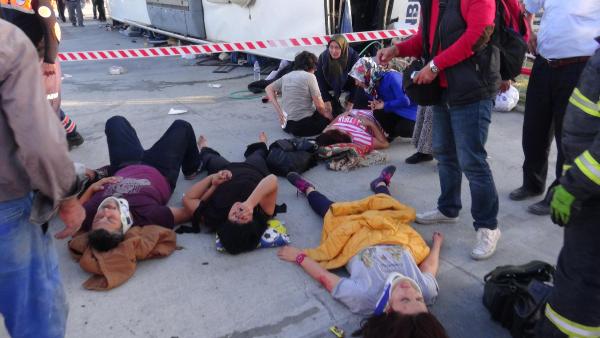 Aksaray'da tur otobüsü, TIR'a çarptı: 1 ölü, 42 yaralı