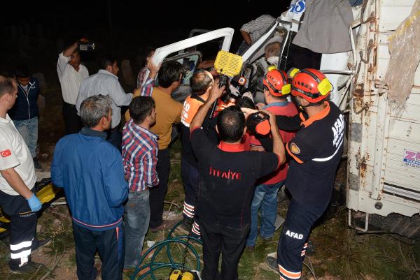 Patates yüklü kamyon otomobille çarpıştı: 4'ü ağır 8 yaralı