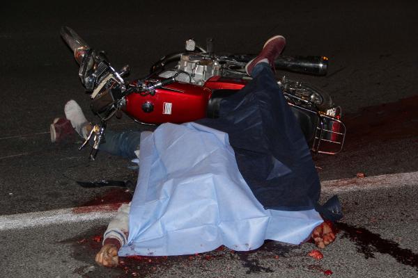 Birbiriyle çarpışan motosikletler kamyonun altında kaldı: 1 ölü, 2 yaralı