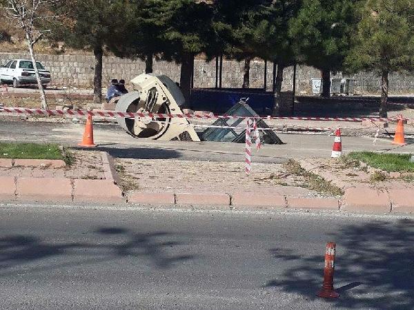 Yol çöktü, silindir içine düştü