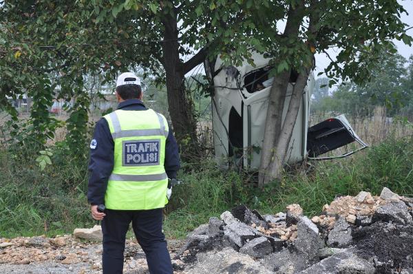 Takla atan otomobil ağaca asılı kaldı: 2 yaralı
