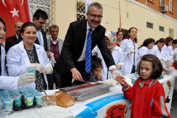 Gıda Günü’nde öğrencilere salçalı ekmek ve ayran