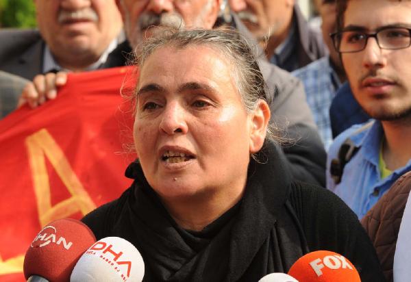 Dilek Doğan'ın yattığı hastane önünde grup ile polis arasında pankart gerginliği