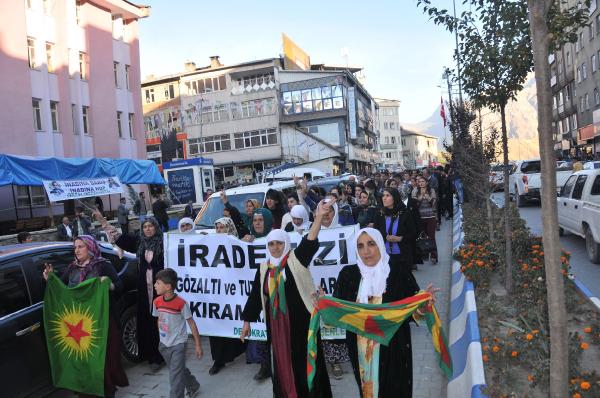 Hakkari'de, Ankara'daki patlama protesto edildi