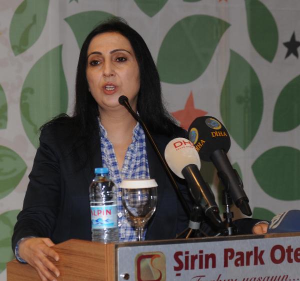 HDP Eş Genel Başkanı Yüksekdağ, Adana'da işçilerle biber topladı (2)