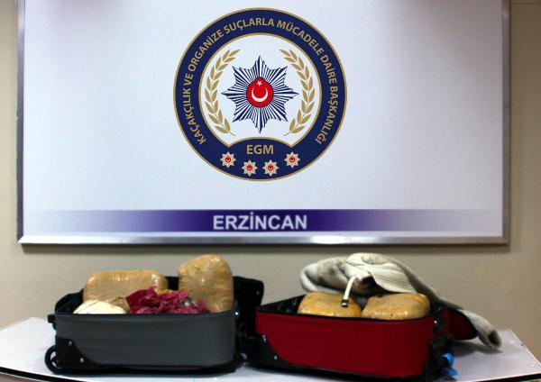 Valizdeki 17 kilo esrarla ilgili 4 gözaltı