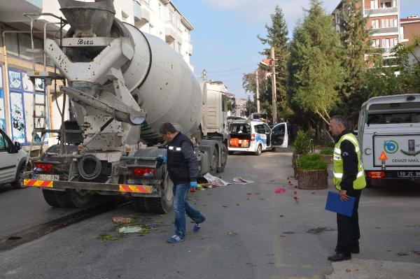 Beton mikserinin çarptığı kadın öldü