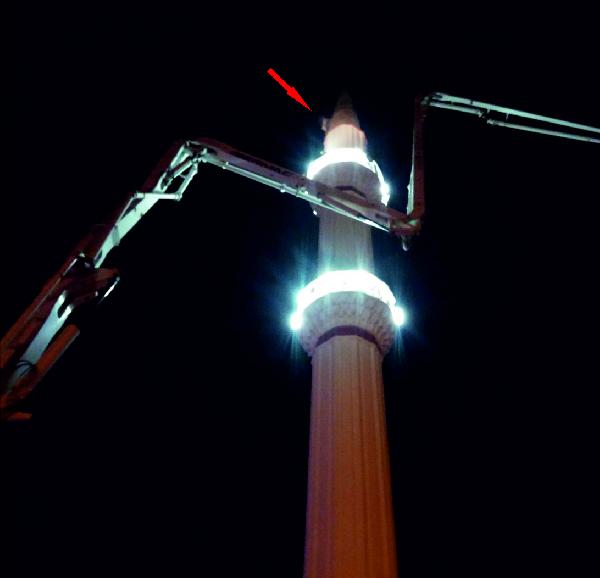 Minarede mahsur kalan işçiyi itfaiye kurtardı
