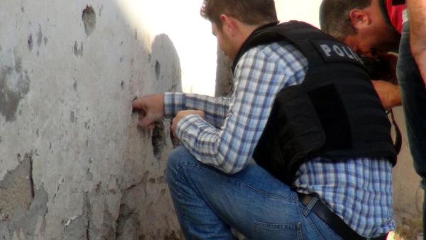 Polis Nusaybin'deki duvarlarda mermi çekirdeği aradı