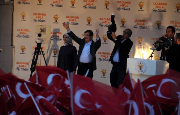 Başbakan Davutoğlu’ndan Demirtaş’a çok sert suçlama: Katil görmek istiyorsa Kandil’e doğru dönüp oraya baksın.