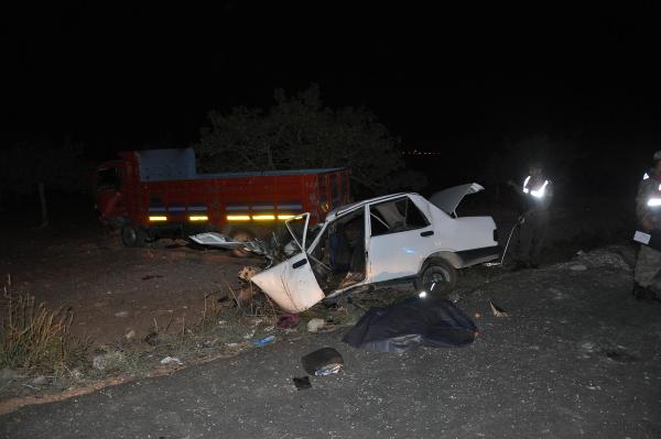 Nizip’te kamyon ile otomobil çarpıştı: 2 ölü, 2 yaralı